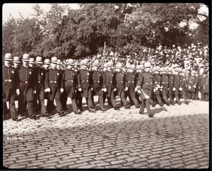 Uitzicht op politie die marcheert in een New York City Politieparade, New York, 1898